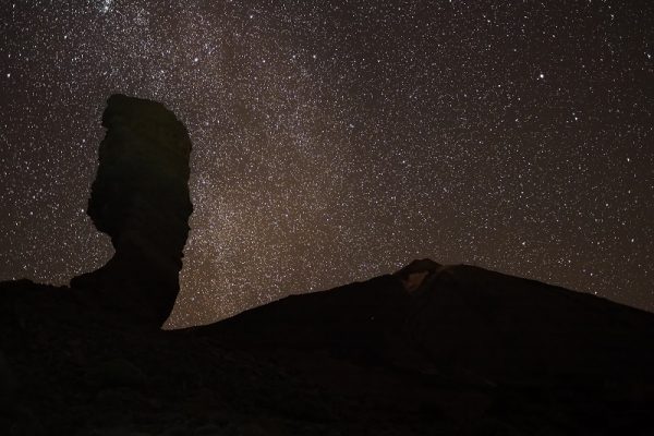 Roque Cinchado frente al Teide