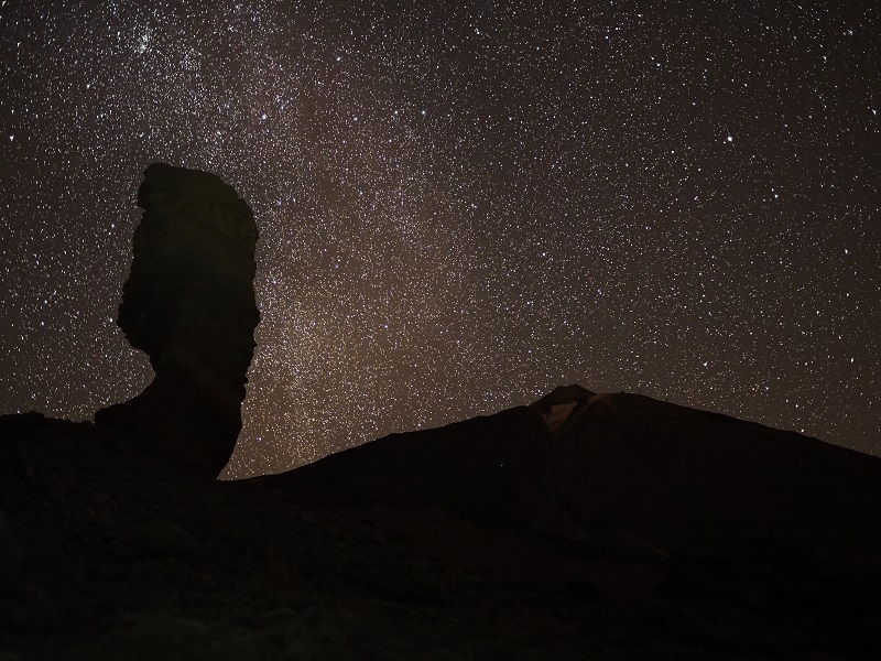 Roque Cinchado frente al Teide